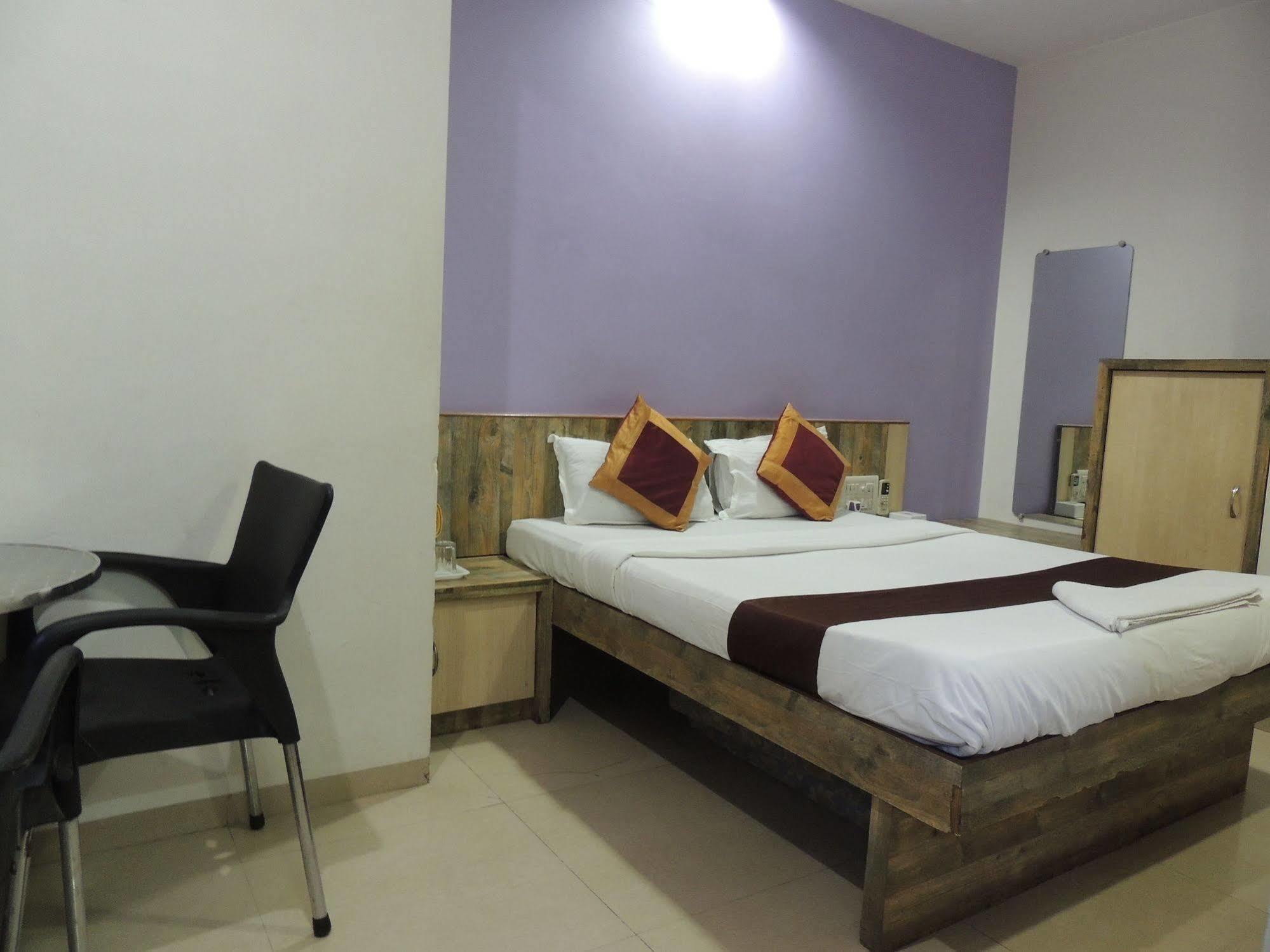 Fabhotel Galaxy Suite Mumbai Exteriör bild