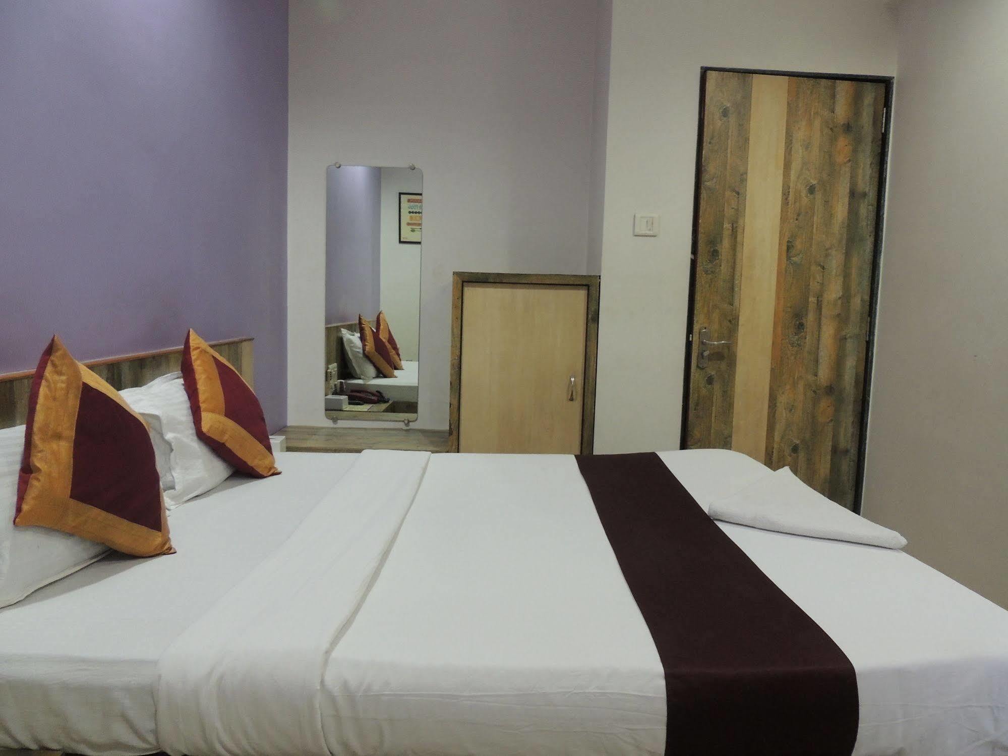 Fabhotel Galaxy Suite Mumbai Exteriör bild